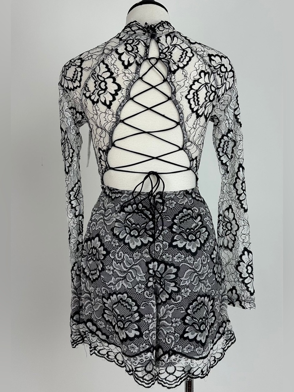 DESIGNER Monochrome Floral Lace Long-Sleeve Black + White Romper SMALL 4 6